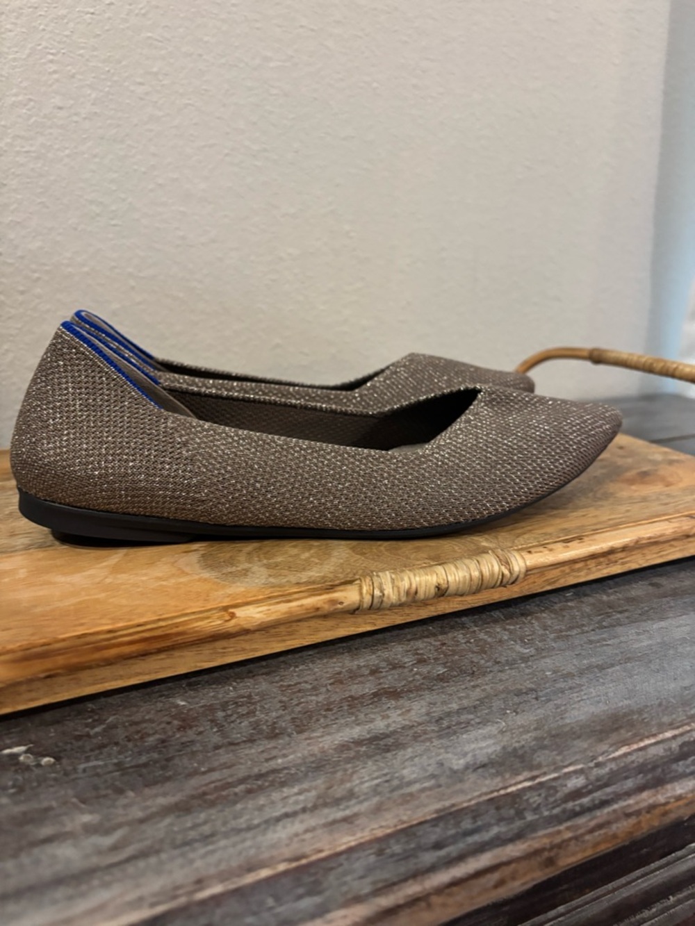 Rothys Silver Metallic Points II like new! Size 7 women’s